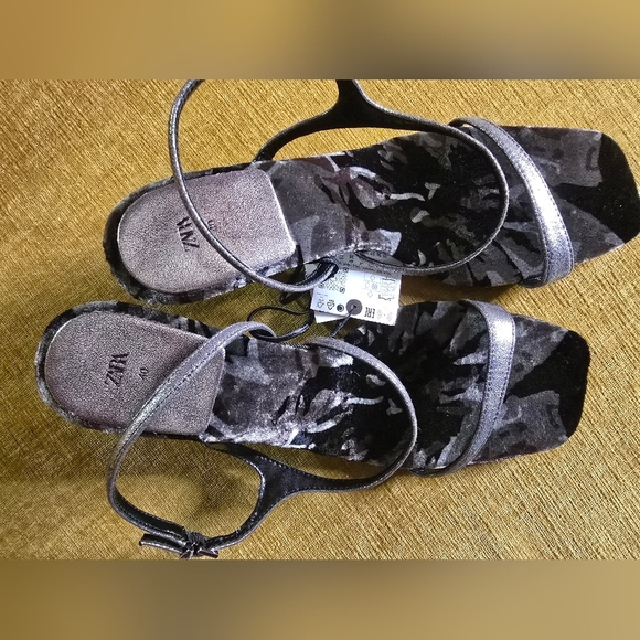 NWT ZARA SILVER/ GREY VELVET PRINT HEELED SANDALS NEW SIZE 9 - Picture 2 of 5